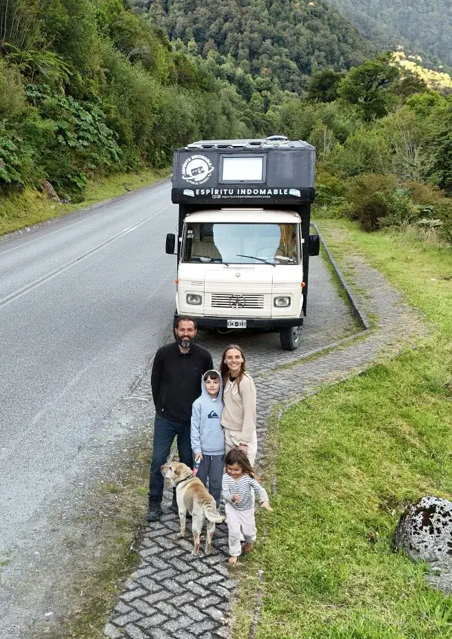 Mica y Martín de Espíritu Indomable viajando por la Carretera Austral